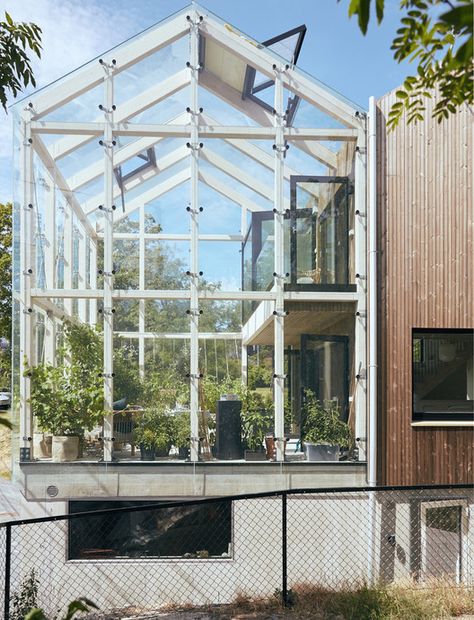 Structure and Translucent Cladding: How to Design a Greenhouse | ArchDaily Greenhouse With Loft, Greenhouse Addition To House, House With Greenhouse, Steel Greenhouse, Green House Architecture, Glass Green House, Modern Greenhouses, Heating A Greenhouse, Large Greenhouse