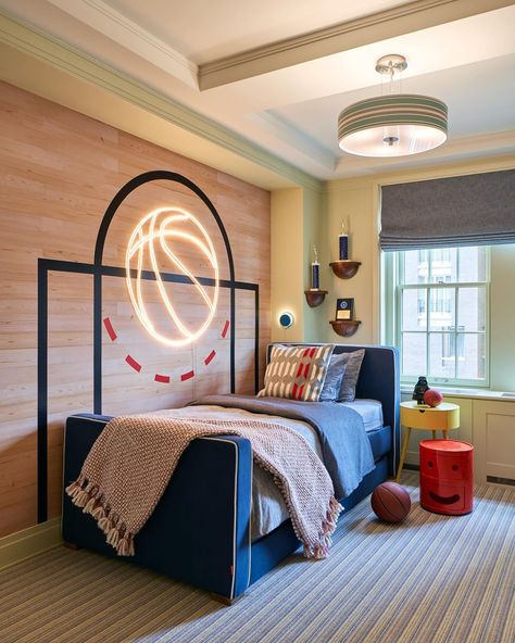 Basketball Bedroom Ideas, Basketball Themed Room, Boys Basketball Room, Stand Decoration Ideas, Boys Basketball Bedroom, Basketball Themed Bedroom, Basketball Theme Room, Basketball Room Decor, Boy Sports Bedroom