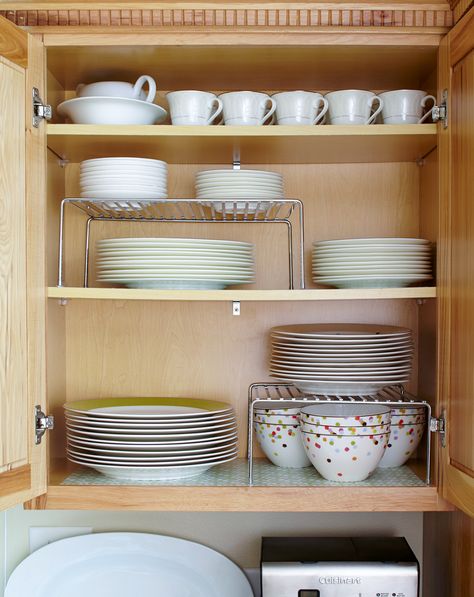 Cabinet Organization Ideas for Plates Organized Things, Decorative Plates Display, Kitchen Cabinet Organization Layout, Plate Shelves, Small Cupboard, Kitchen Plate, Butlers Pantry, Kitchen Organisation, Kitchen Interior Design Decor