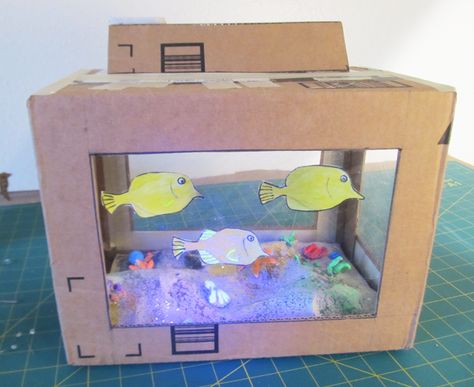 Diy Aquarium School Project, Craft Fish Tank, Fish Tank Valentine Box Ideas, Fake Fish Tank Diy, Fish Tank Valentines Boxes, Fake Aquarium Diy, Cardboard Aquarium, Diy Aquarium Ideas, Fish Tank Craft