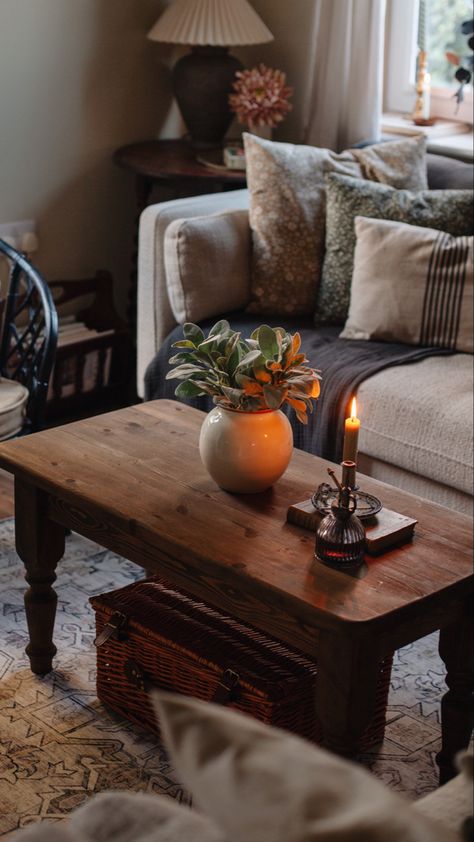 Candlelit wooden coffee table in a vintage style living room Thrifted Coffee Table, Cottage Core Coffee Table, Rustic Vintage Living Room, Living Room Cosy, Cottagecore Living Room, Maple Laminate Flooring, 70s Living Room, Thrifted Home, Cosy Interior