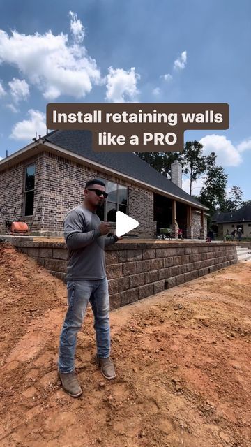 Retaining Wall Pavers Ideas, Concrete Paver Walkway Ideas, Brick Retaining Walls, Cement Landscaping Ideas, Build A Retaining Wall Diy, Paver Landscape Ideas, How To Build A Retaining Wall, Easy Retaining Wall, Retainer Wall Ideas