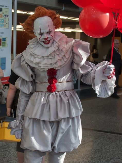 Disfraz de eso hombre Pennywise The Clown Costume, Pennywise Costume For Kids, Pennywise Halloween Costume, Pennywise Costume, Halloween Costumes Scarecrow, Demon Costume, Clown Halloween Costumes, Rare Clothing, Halloween Makeup Easy