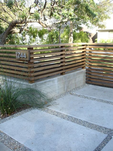 Design Fence, Fence Design Ideas, Modern Fence Design, Modern Front Yard, Side Yards, Front Yard Design, Types Of Fences, Diy Fence, Front Yard Fence