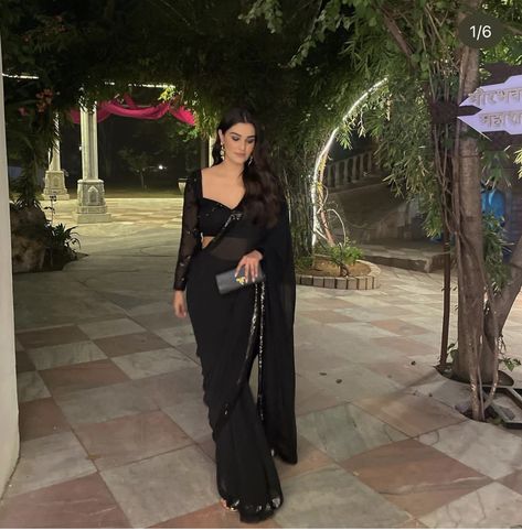 Black Saare Look For Farewell, Fairwell Saree Ideas, Blouse Designs For Farewell, Saree For Night Party, Black Saree For Farewell, Girlish Sarees For Farewell, Black Blouse Designs For Saree, Saree Styles Modern Classy, Black Saree Aesthetic