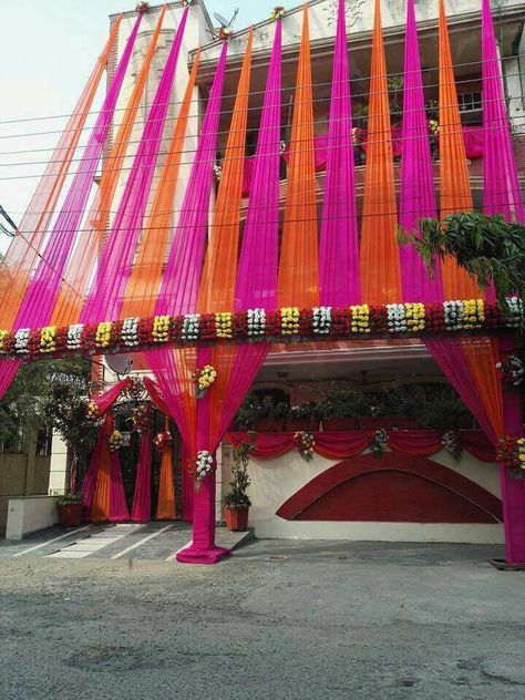 Home Decoration For Wedding Indian Outside, Indian House Wedding Decorations, Indian Wedding House Decor Outside, Wedding Home Decoration Indian Simple, Shaadi Ghar Decor, House Decor Wedding Indian, Chunni Decoration At Home, House Decor For Wedding Indian, Wedding Home Decoration Indian Exterior