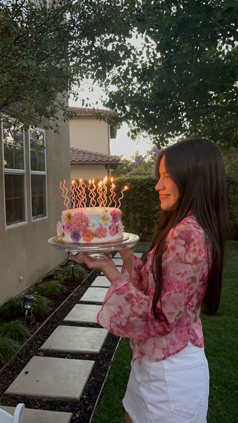 Ig:salmaximenaa aesthetic birthday cake flower birthday flower cake Aesthetic Flower Cake, Fifteen Birthday Cake, Birthday Flower Cake, Aesthetic Birthday Cake, Birthday Dream, 25th Bday, Fifteenth Birthday, 13 Birthday, Aesthetic Birthday