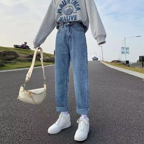 High Waisted Blue Jeans Outfit, Light Blue Mom Jeans Outfit Winter, Loose Blue Jeans Outfit, Casual Light Jeans Outfit, Light Jeans Outfit Winter, Loose Fit Jeans Outfit, Loose Jeans Outfit, Light Jeans Outfit, Straight Jeans Outfit