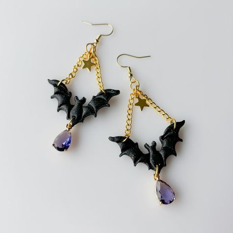 okay ALL seasonal stuff is a vibe - but halloween will ALWAYS have the crown😤😤💀👻🎃 halloween earrings !!! • 09.14 at 1PM PST👻 Accesorios Aesthetic, Creepy Earrings, Earrings Funny, Funny Earrings, Earrings Aesthetic, Halloween Earrings, Fun Earrings, The Crown, Crown