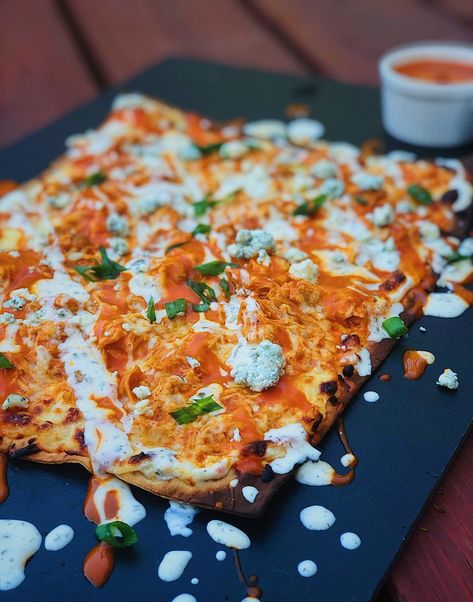 Shredded Chicken Flatbread Recipes, Buffalo Flatbread Pizza, Buffalo Chicken Naan Pizza, Buffalo Chicken Flat Bread, Buffalo Chicken Flatbread Pizza, Buffalo Chicken Flatbread, Bbq Chicken Flatbread, Chicken Flatbread Pizza, White Pizza Sauce