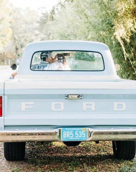 Engagement Photos With Old Truck, Old Truck Engagement Pictures, Vintage Truck Wedding, Old Truck Photography, Car Engagement Photos, Country Couple Pictures, Truck Pics, Wyoming Weddings, Car Poses