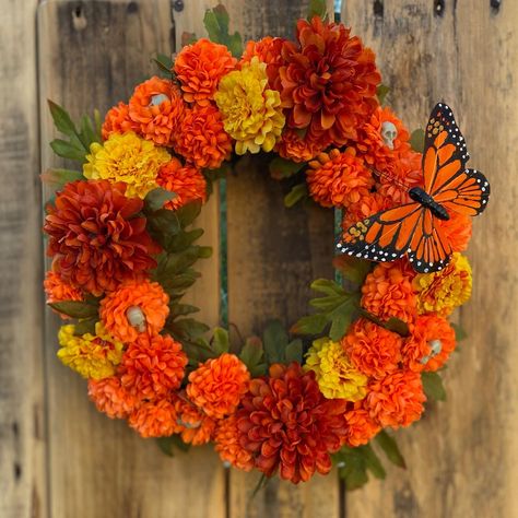 Marigold Wreath Diy, Dia De Los Muertos Wreath Ideas, Dia De Los Muertos Door Decorating Ideas, Ofrenda Diy, Ofrenda Ideas Diy Small, Unique Wreath Ideas, Diy Door Wreaths, Marigold Wreath, Dia De Muertos Altar Ideas