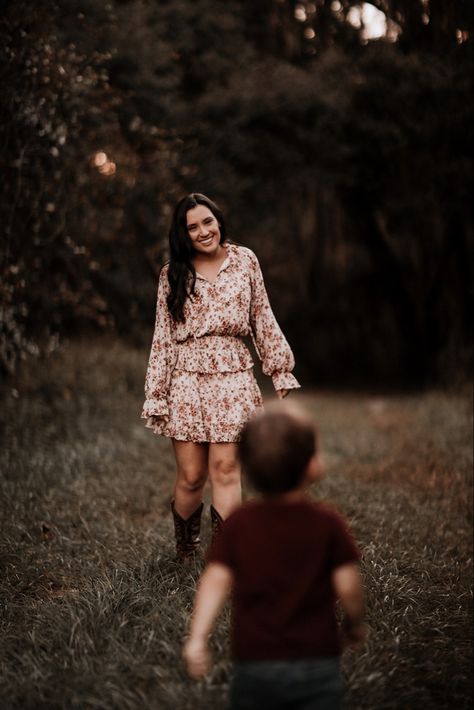 Family Photoshoot Mom And Sons, Fall Family Pictures Mom And Kids, Mother Son Shoot Ideas, Mommy And Me Photo Shoot With Son, Mother Son Picture Poses, Fall Photoshoot Ideas Mom And Son, Photography Poses Mom And Son, Single Mom Photo Shoot Ideas, Fall Forest Family Pictures