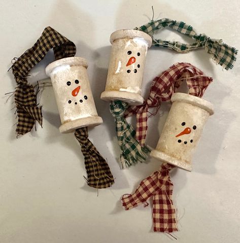 Wooden Spool Snowmen Ornaments, Spool Art Wooden, Old Wooden Thread Spools Ideas, Remnant Fabric Projects Ideas, Wooden Spool Christmas Crafts, Snowman Spindles Diy, Wooden Thread Spools Crafts, Spool Crafts Wooden, Thread Spool Ornaments