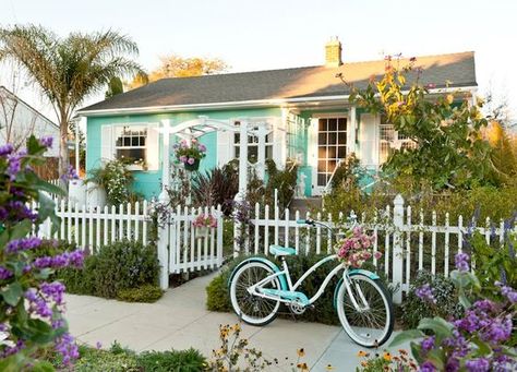 Follow The Yellow Brick Home - Easy Breezy Coastal Cottage Style – Follow The Yellow Brick Home Coastal Cottages, Cute Cottages, Coastal Cottage Style, Blue Cottage, Casa Vintage, White Picket Fence, Dream Cottage, Beach Bungalows, Beach Cottage Style