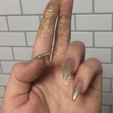 nails, gold, and glitter kép Cassandra Sandsmark, Plated Prisoner, Cassie Sandsmark, Vanellope Von Schweetz, Zodiac Academy, All That Glitters, Mani Pedi, Show Off, How To Do Nails