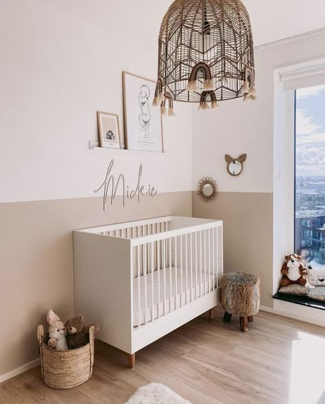 Een prachtige beige lambrisering in de babykamer (@huisjeboompjechowchow). Ben je op zoek naar nog meer inspiratie? Lees dan mijn blog en shop the look! Modern Nursery Room, Nursery Room Design, Baby Room Inspiration, Nursery Room Inspiration, Toddler Rooms, Baby Room Design, Nursery Colors, Baby Bedroom