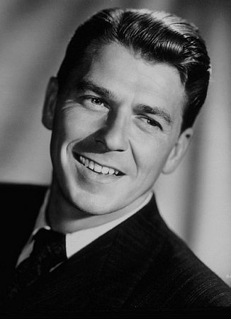 Ronald Reagan Young, Ronald Reagan Actor, Ronald Reagan Quotes, Nancy Reagan, Hollywood Men, Actrices Hollywood, Ronald Reagan, American Presidents, Golden Age Of Hollywood