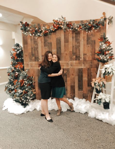 Boho Christmas Backdrop, Country Christmas Backdrop, Christmas Wood Backdrop Ideas, Elegant Christmas Photo Backdrop, Christmas Photography Backdrops Diy, Christmas Photobooth Decoration, Christmas Backdrops For Photos With Santa, Nativity Backdrop Stage Design, Christmas Wedding Photo Backdrop