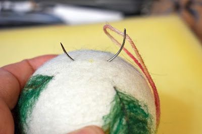 Tangible Daydreams: Tutorial: Beginner Needle Felted Christmas Ornaments: Pine Trees on Balls Needle Felting Wool Dryer Balls, Hand Stitched Felt Ornaments, Felt Christmas Balls, Wool Felted Ornaments, Felted Xmas Ornaments, Needle Felted Baubles Christmas Ornament, Needle Felted Christmas Ornaments Tree Decorations, Dryer Ball Ornaments, Needle Felt Pictures Ideas