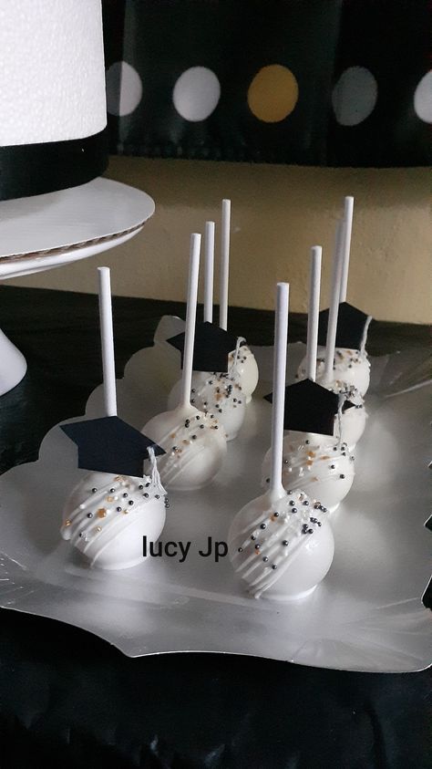 Graduation Cake Balls, Graduation Cakepops Ideas, Graduation Theme Desserts, Cute Graduation Cake Ideas, Cake Pops Graduation Ideas, Graduation Party Cake Pops, Graduation Macaron Ideas, Graduation Sweets Ideas, Cake Pop Graduation Ideas