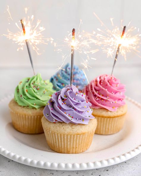 Champagne Cupcakes made with Greek Yogurt – sparkling with naturally colored frosting and sprinkles for your New Year celebration! Pastel Color Cupcakes Birthday, Natural Cupcakes, Cupcakes Aniversario, Bright Cupcakes, Selling Cupcakes, Cupcakes Rosas, Yogurt Cupcakes, Colored Frosting, Cupcakes Sprinkles