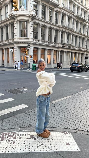 SIERRA RENA on Instagram: "yall know i love to keep it cozy, but with @ugg slides + sherpa 🧸 #UGGSeason #ad" Slipper Outfit, Outfits Frio, Outfit With Uggs, Slippers Outfit, Look Adidas, Estilo Indie, Skandinavian Fashion, Uggs Outfit, Autumn Fits