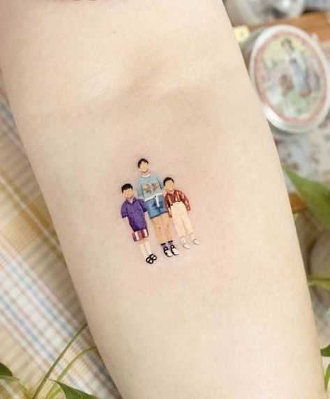 Family photo tattoo by @ovenlee.tattoo Family Picture Tattoo, Family Photo Tattoo, Tattoo Family Ideas, Family Tattoo Idea, Ovenlee Tattoo, Childhood Tattoo Ideas, Family Outline, Unique Best Friend Tattoos, Bff Tattoo Ideas