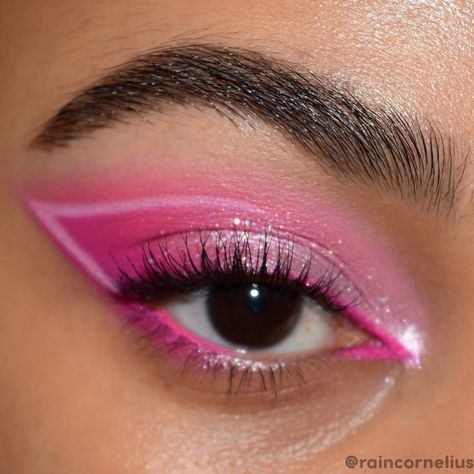 Hot Pink Outfit Makeup, Popstar Makeup Looks, 30th Outfit, Lover Makeup, Eyeliner Ideas, Pink Eyeliner, Pink Eyeshadow Look, Cute Eye Makeup, Pink Eye Makeup