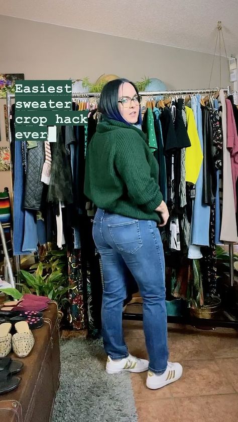 abiruththeshoppe on Instagram: What’s the easiest way to crop a sweater?? Tuck the bottom of it up into the band of your bra! This works great with sweatshirts and… Sweater Tuck, Sweater Hacks, Sports Skirts, The Band, Sports Bra, Band, Bra, Sweatshirts, Pants