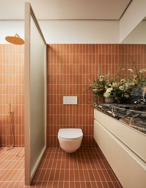 Terracotta Tile Bathroom, Terracotta Bathroom, Drømme Bad, Mode Retro, Brown Bathroom, Hus Inspiration, Bathroom Inspo, Bathroom Floor Tiles, Bathroom Wallpaper