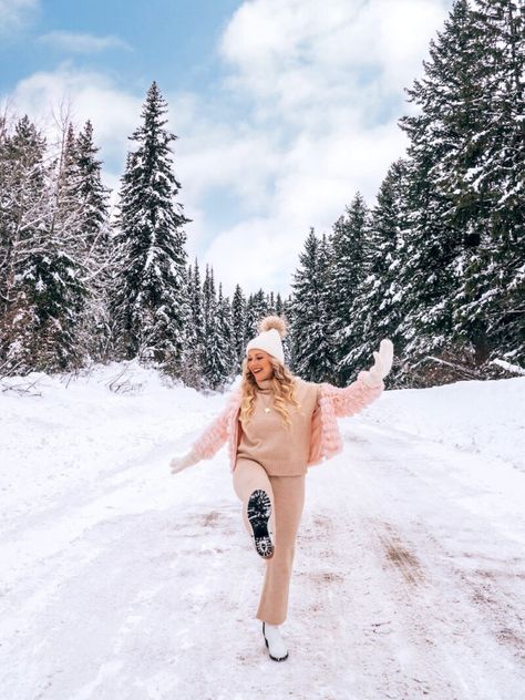 22 Creative Winter Photoshoot Ideas - Whimsical Winter Photography Guide – Kirsten Wendlandt Winter Photoshoot Ideas, Snow Photoshoot, Winter Portraits, Winter Instagram, Snow Pictures, Snow Photography, Winter Photoshoot, Photographie Inspo, Winter Photo