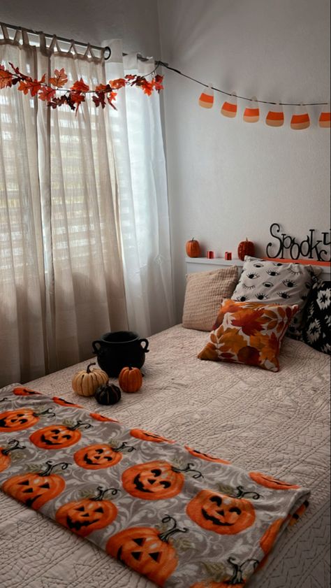 Room Inspo Halloween, Thanksgiving Room Decor, Halloween Bedroom Decor Ideas, Halloween Room Ideas Bedrooms, Halloween Room Decor Aesthetic, Halloween Aesthetic Room, Fall Decor For Bedroom, Fall Room Decor Aesthetic, Halloween Themed Room