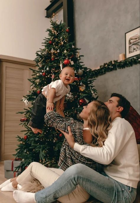 Baby Holiday Photos, Christmas Photography Family, Baby Christmas Photography, Photo Bb, Christmas Baby Pictures, Christmas Poses, Christmas Family Photoshoot, Foto Kids, Family Photos With Baby