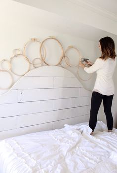 Embroidery Hoop Wreath, Hoop Wreaths, Wreath Project, Diy Embroidery Designs, Dekorasi Kamar Tidur, Diy Headboard, Simple Diy, Diy Embroidery, Hi There