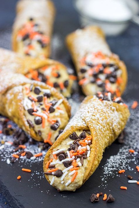 Pumpkin Spice Cannoli | Put an Autumn twist on this classic dessert! Whipped Pumpkin, Thanksgiving Baking, Cannoli Shells, Cannoli Filling, Thanksgiving Appetizer, Cannoli Recipe, Thanksgiving Foods, Pumpkin Treats, Thanksgiving Desserts Easy