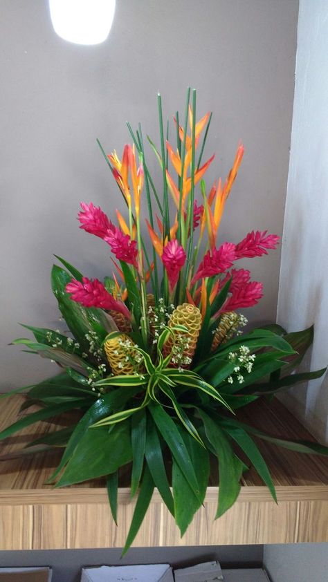 Exotic Flower Arrangements, Hawaiian Flower Arrangements, Tropisk Fest, Tropical Centerpieces, Tropical Floral Arrangements, Tropical Flower Arrangements, Spring Flower Arrangements, Altar Flowers, Gubahan Bunga