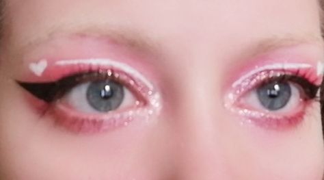 Pink Make Up Hooded Eyes, Hooded Eye Pink Makeup, Creative Hooded Eye Makeup, Love Core Makeup, Pink Makeup Looks Hooded Eyes, Pink Makeup Hooded Eyes, Strawberry Eyeliner, Cute Pink Eyeshadow, Strawberry Eye Makeup