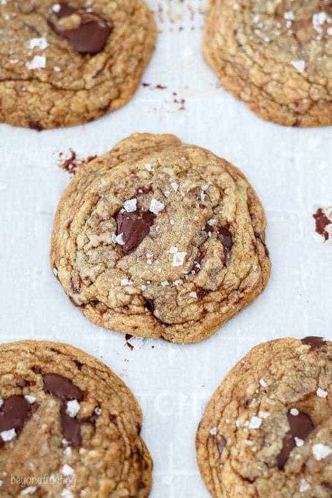 These Soft and Chewy Brown Butter Chocolate chip cookies are made with a nutty brown butter, chunks of dark chocolate and a touch of sea salt on top. They are perfectly crispy on the edges but soft and chewy in the middle. #chocolatechipcookies #chocolatechipcookierecipe #easychocolatechipcookies #brownbutterchocolatechipcookie Brown Butter Cookies Chocolate Chip, Simple Chocolate Chip Cookie Recipe, Butter Cookies Easy, Salted Chocolate Chip Cookies, Brown Butter Cookies, Brown Butter Chocolate Chip, Brown Butter Chocolate Chip Cookies, Easy Chocolate Chip Cookies, Chocolate Chip Cookie Recipe