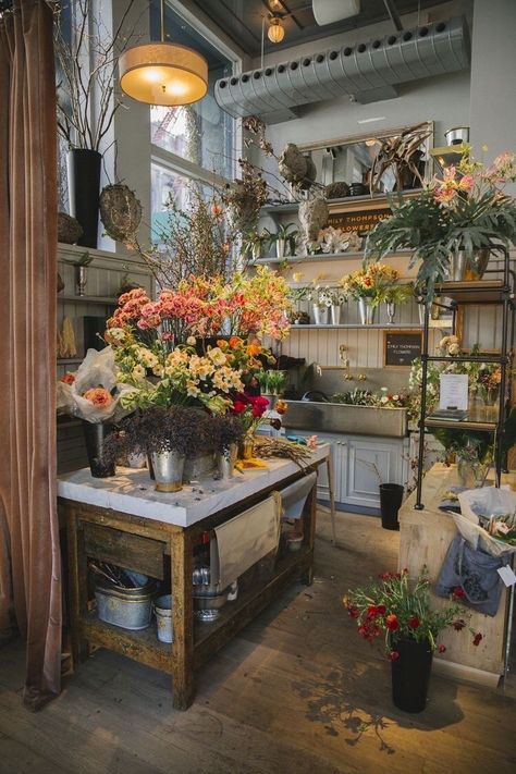 Flower Shop Interiors, Florist Studio, Flower Shop Decor, Flower Shop Design, Casa Vintage, Flower Store, Florist Shop, Nothing But Flowers, Flower Studio