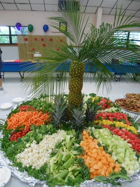 Fruit Platter Ideas Wedding, Fruit Tables, Fruit Buffet, Palm Tree Fruit, Pineapple Palm Tree, Platter Display, Deco Fruit, Fruits Decoration, Fruit Creations