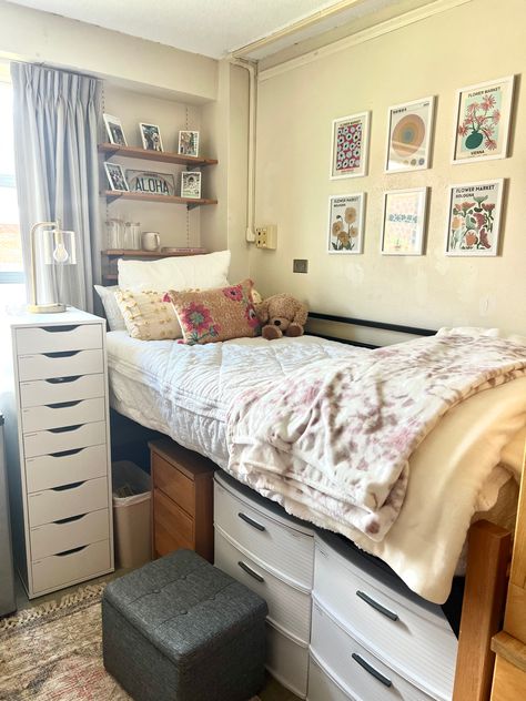 Dorm Room Ideas 3 Beds, Cute Dorm Decorations, Basic Dorm Room Ideas, College Dorm Rooms Aesthetic, Simple College Dorm Room Ideas, Realistic Dorm Room Ideas, Tennessee Dorm Room, Dorm Room Set Up Layout For Two, Dorm Room Set Up