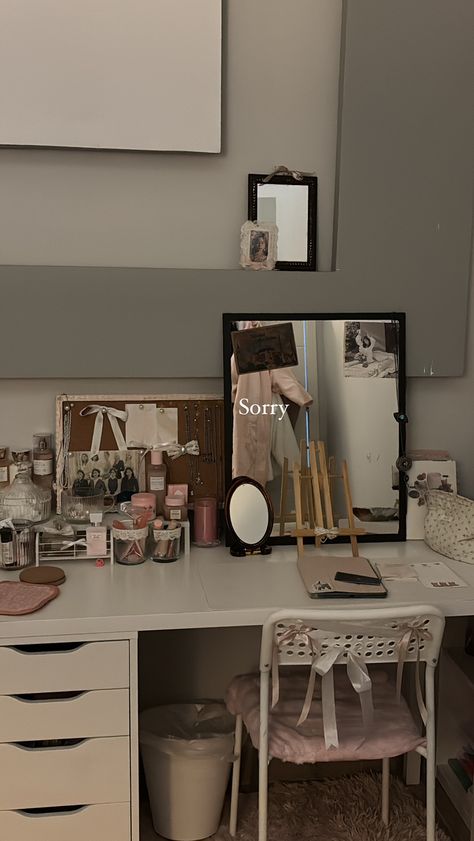 Bedroom Table Decorations, White Desks Aesthetic, Room Ideas Makeup Desk, Small Room Ideas Storage, Makeup And Work Desk, Desk Vanity Aesthetic, Study Desk And Vanity, Vanity Organization Aesthetic, Makeup Area Ideas