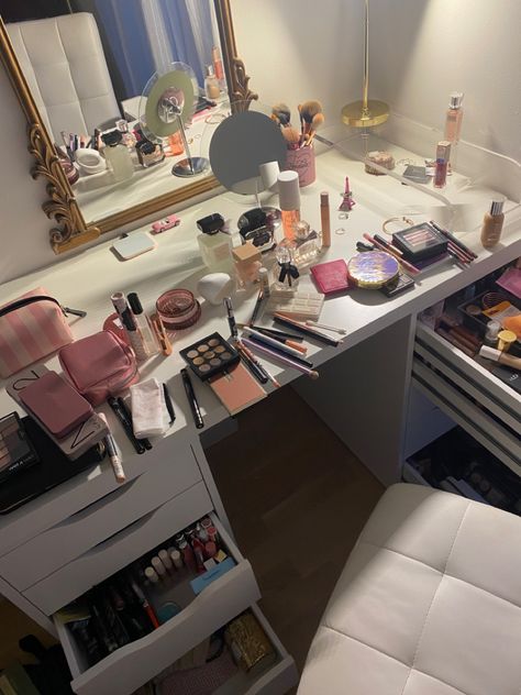 Make up desk, vanity Vogue Beauty Secrets, Graduation Photography Poses, Wellness Trends, Vision Board Affirmations, Graduation Photography, Vision Board Inspiration, Vogue Beauty, School Pictures, School Readiness