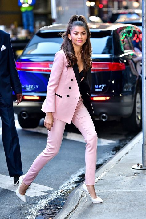 James Devaney Stile Blair Waldorf, Vestiti Edgy, Zendaya Outfits, Zendaya Style, Pink Suit, Summer Work Outfits, Stil Inspiration, Ținută Casual, Elegantes Outfit