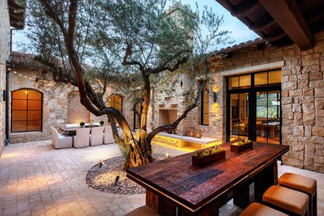 Spanish House with Central Courtyard | Accessible modern home in California: Marin County Residence Mediterranean Patio, Courtyard Design, Rustic Italian, Casa Patio, Casas Coloniales, Italian Home, Spanish Style Homes, Mediterranean Decor, Backyard Lighting