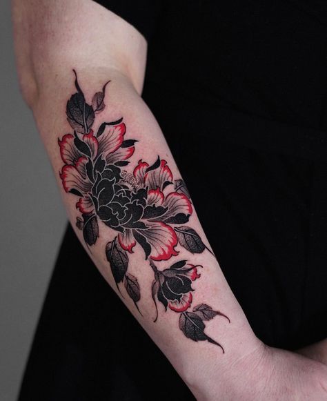 • GEUMTAENA • on Instagram: “• peony • Done at @seoulinktattoo . . . #redpointtattoo#peonytattoos#flowertattoos#orientaltattoos#orientalflowertattoo” Black Flowers Tattoo, Red Flower Tattoos, Japanese Flower Tattoo, Black Tattoo Cover Up, Tattoo Magazine, Tato Lengan, Ornamental Tattoo, Red Ink Tattoos, Geniale Tattoos