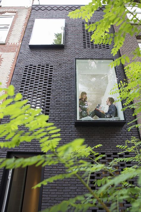 Image 23 of 38 from gallery of skinnySCAR / Gwendolyn Huisman and Marijn Boterman. Photograph by Vincent van Dordrecht Modern Bay Window, Black Brick House, Black Brick, Brick Architecture, Brick Facade, Windows Exterior, Design Exterior, Brick Building, Facade Architecture