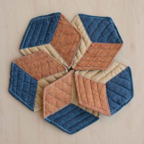 Quilted Coasters, Mug Rug Patterns, Sewing Machine Feet, Hexagon Coasters, Fabric Coasters, Small Sewing Projects, Denim Crafts, Fabric Ornaments, Mug Rug