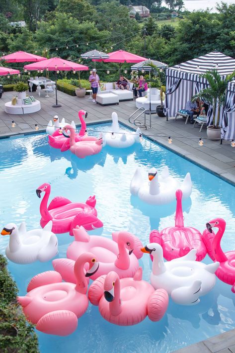 Flamingo Pool Parties, Pink Flamingo Party, Bachelorette Pool Party, Preppy Party, Flamingo Pool, Party Swimming Pool, Flamingo Birthday Party, Pool Party Decorations, Pool Birthday